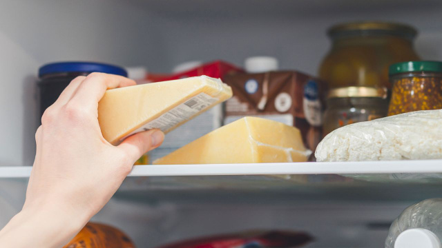 Eu sempre cometia esse erro ao guardar queijo, mas desde que aprendi a dica dessa especialista, ele dura muito mais!