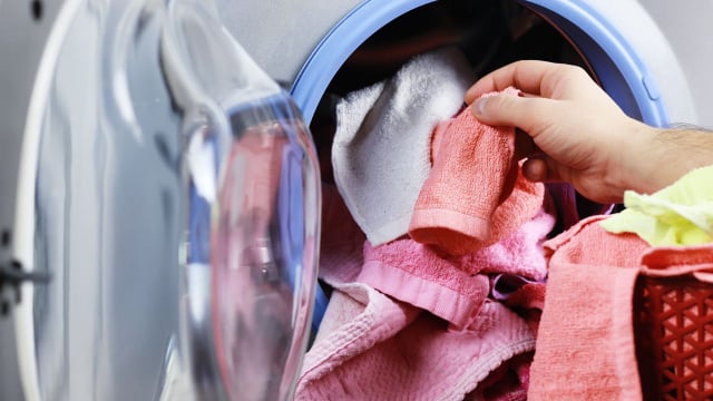 Afinal, pode lavar toalhas com roupa de cama? Essa resposta vai mudar a sua vida na lavanderia
