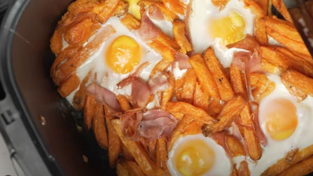 Aprendi como fazer ovos rotos na airfryer com um português e agora só quero comer assim