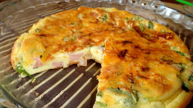 Esse omelete com queijo e presunto, você vai ter um prato cheio de sabor. (créditos: TudoGostoso)