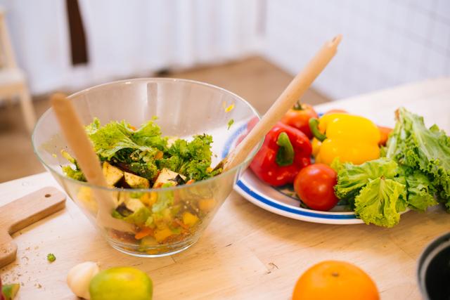 Você pode montar o baldão de salada com os ingredientes da sua preferência, usando o que vocêjá tem em casa! (Créditos: Shutterstock)