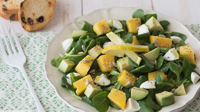 Esqueça o tomate e a alface: a salada perfeita para um jantar leve tem apenas quatro ingredientes e fica deliciosa