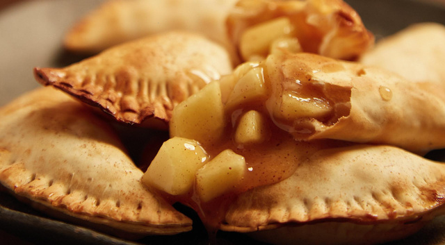 Pastel doce de maçã melhor que a tortinha do McDonald's: receita quentinha de massa crocante pode ser frita ou assada
