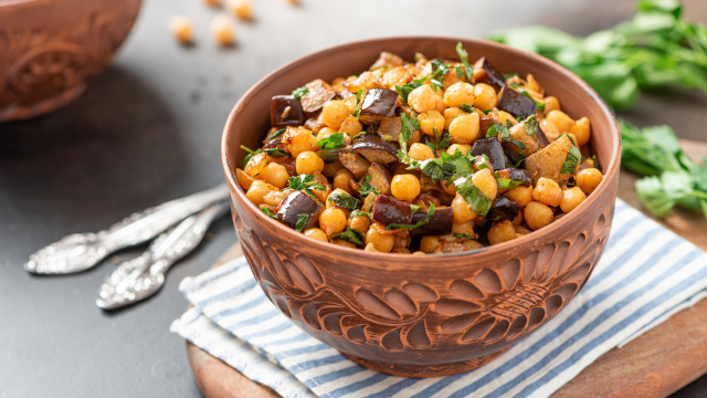Salada de grão-de-bico com berinjela é a receita que faço quando quero uma refeição leve e nutritiva