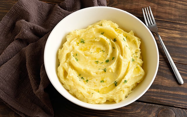 Parece exagero, mas colocar esse ingrediente no purê de batata muda completamente a textura e o sabor