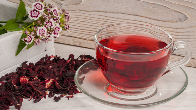 Aquece no frio, ajuda a dormir e fortalece a imunidade: benefícios do chá de hibisco para a saúde