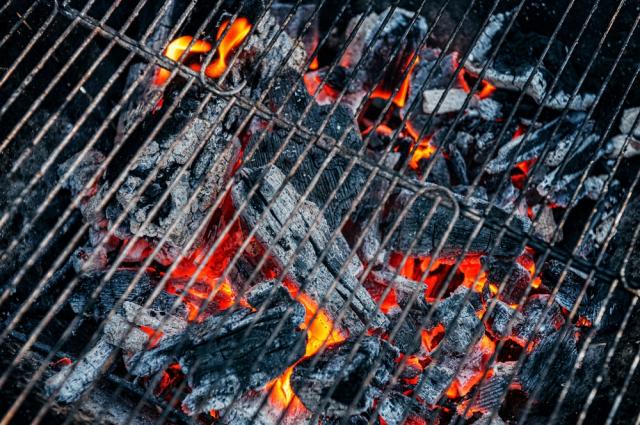 Poucas pessoas sabem, mas meu pai me ensinou: jogar sal nas brasas da churrasqueira eleva o seu churrasco a outro patamar
