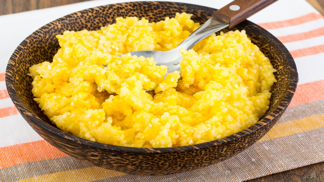 Pão de cuscuz fácil de fazer para o café da manhã: receita fica pronta em 3 minutos no micro-ondas