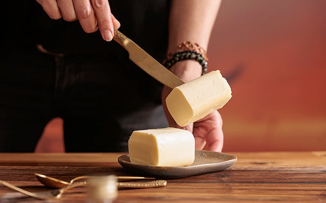 Chef confeiteira finalmente dá uma resposta clara se pode substituir a manteiga por margarina nas receitas de bolo