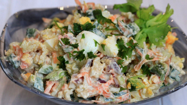 Salada cremosa de frango desfiado, a receita fria perfeita para comer com torradas ou um pãozinho