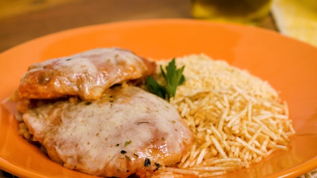 Que tal servir um filé de frango à parmegiana saboroso e suculento no almoço de Dia dos Pais? (Créditos: TudoGostoso)