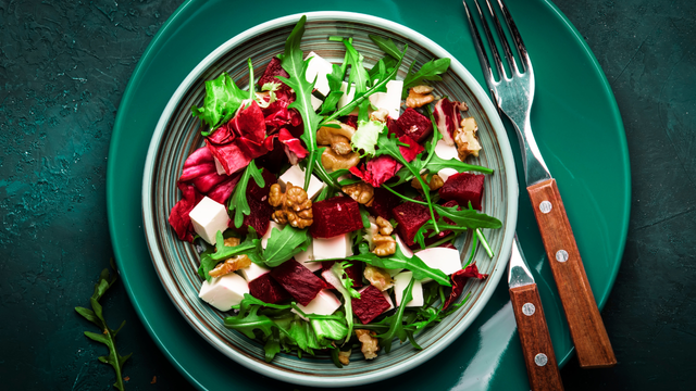 Salada surpreendente de beterraba e morango: receita simples com ar de sofisticada é uma delícia