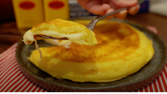 Pronto em 5 minutos: pão de queijo de frigideira para o café da manhã, lanche da tarde ou até mesmo para o jantar dependendo do recheio!