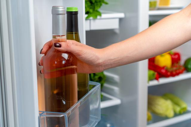 Testei 9 métodos e essa é a melhor maneira de gelar um vinho rapidamente (em apenas cinco minutos!)