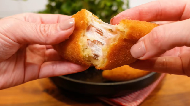 Esse risoles de queijo e presunto é o mais gostoso que você vai provar: crocante por fora e com muito recheio por dentro