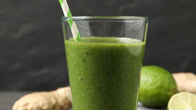 O suco detox de couve, maçã e limão é bem simples de fazer. (Créditos: Shutterstock)