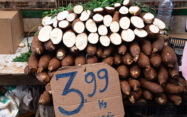 Preste atenção nesses 7 detalhes na hora de escolher mandioca na feira ou no mercado