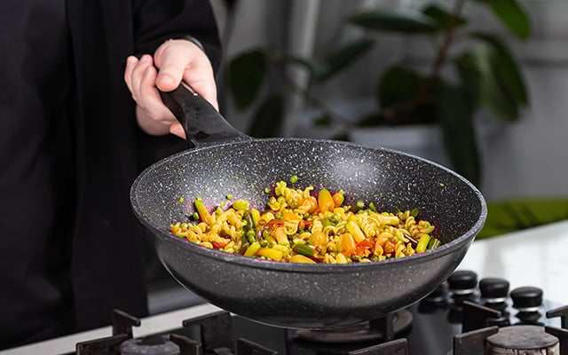 Cansei de lavar uma pilha de louças, agora só faço esse macarrão de uma panela só: é o jantar perfeito para dias corridos