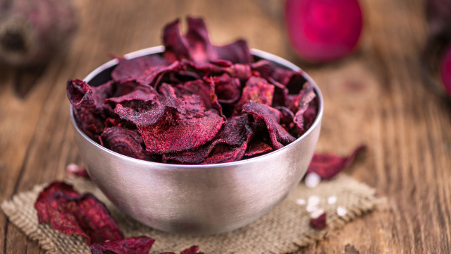 Eu não comia beterraba de jeito nenhum, até que fiz essa receita de chips crocante, salgadinho e assado