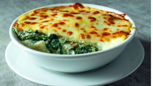 Um almoço cremoso que derrete na boca: lasanha de espinafre e bechamel fácil de fazer