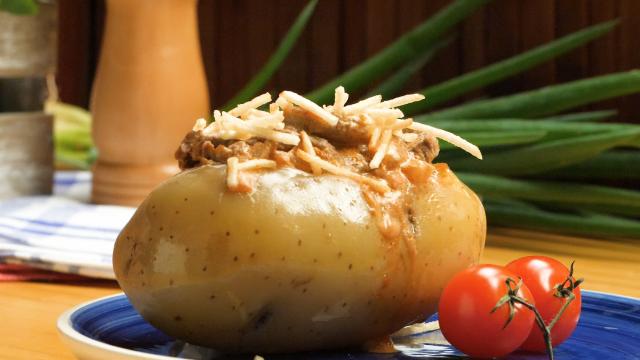 Batata recheada de strogonoff na airfryer que minha mãe sempre fazia nas férias é o meu prato favorito para fazer para os meus filhos