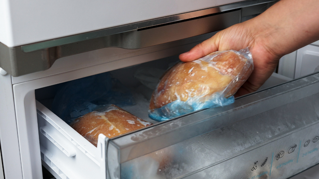 Tem um jeito certo de congelar frango temperado para ficar delicioso e suculento: descubra as dicas e nunca mais erre