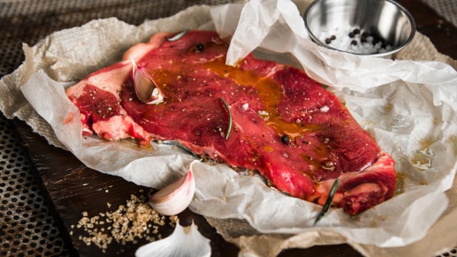 Você está temperando a carne errado e nem percebe, a ciência por trás da técnica do TudoGostoso