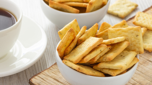 Salgadinho de massa de pastel na airfryer é o petisco crocante mais rápido de fazer quando tem visitas em casa