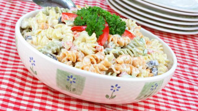 A salada de macarrão com maionese simples é prática e muito deliciosa. (Créditos: TudoGostoso)