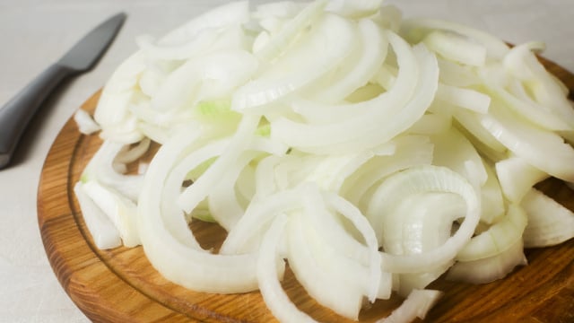 Minhas saladas ficaram muito melhores depois que aprendi o truque do TudoGostoso para tirar a acidez da cebola