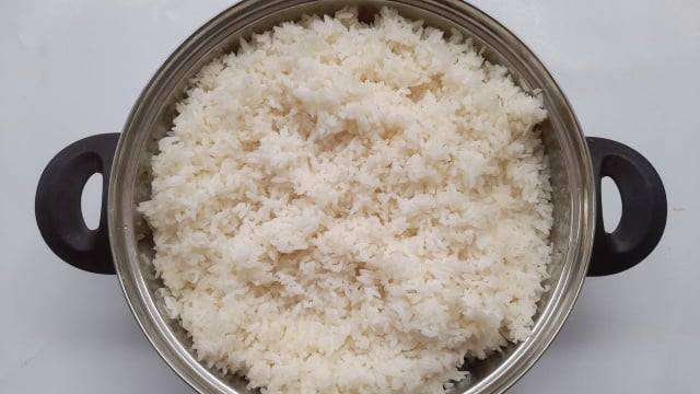 Depois de cozinhar, o arroz deve descansar para atingir a textura ideal (Créditos: Shutterstock)