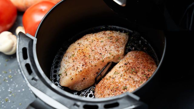 Por que o filé de frango fica seco na air fryer ou no forno? A resposta está num passo que você não faz!