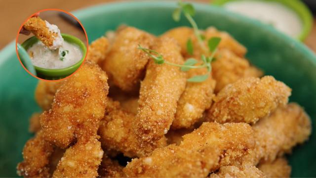 Tiras de frango empanadas na tapioca: essa versão fica muito crocante e eu ainda faço um molho delicioso para acompanhar