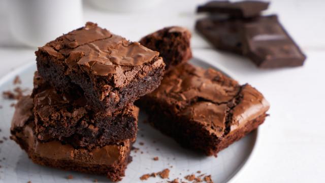 Brownie bem chocolatudo e cremoso com a casquinha perfeita: como fazer a clássica receita americana de um jeito simples e rápido