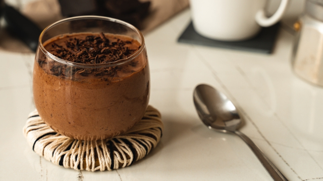 Essa é a receita da minha avó de 99 anos: uma mousse de chocolate que me leva direto pra infância já na primeira colherada