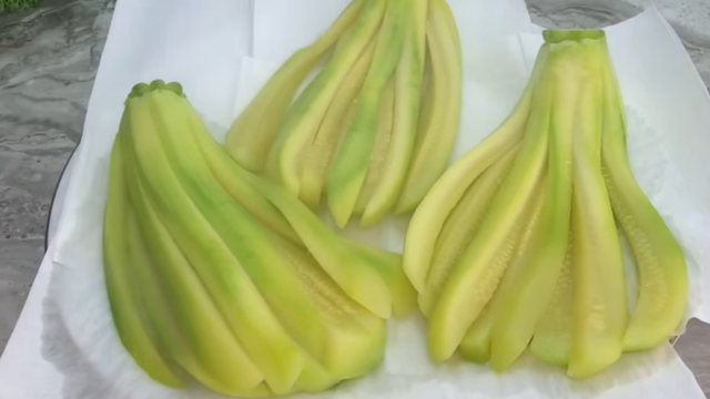 Abobrinhas descansando no papel-toalha para remover o excesso de umidade. (créditos: Reprodução Youtube Cook at home, cook deliciously)