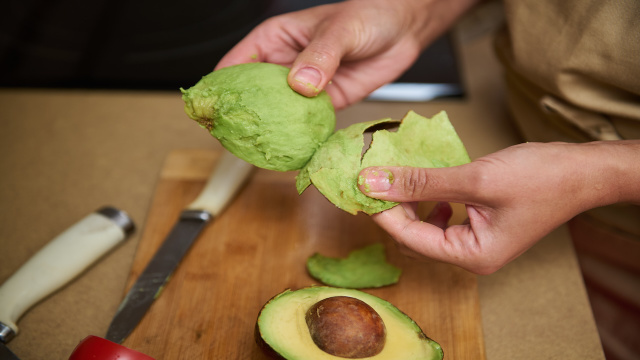 Misturar casca de abacate com vinagre é um tesouro para as suas plantas: truque caseiro simples que dá certo