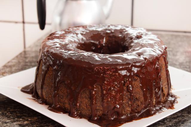 A receita de sucesso que faço em todo aniversário: bolo de chocolate fofinho e molhadinho