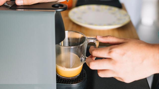 Café de cafeteria sem sair de casa: essa máquina expresso está com mais de R$ 230 de desconto!