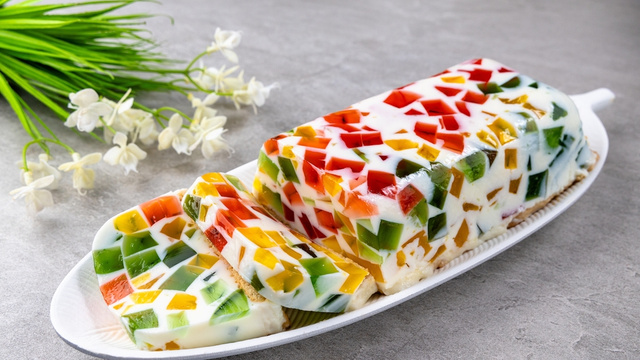 Essa gelatina colorida é perfeita para fazer com a criançada e a família inteira vai poder saborear