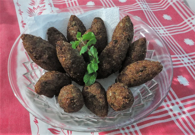 Quibe de linguiça FRITO ou no FORNO: aprenda como fazer essa receita fácil e cheia de sabor
