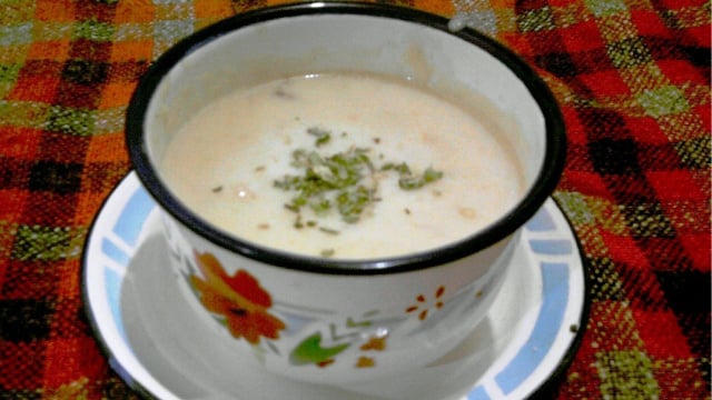 Sopa de cebola aveludada decorada com ervas frescas (Créditos: TudoGostoso/Mirian)