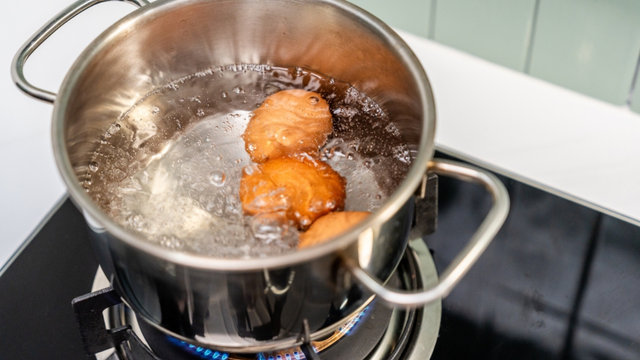 Você nunca mais vai cozinhar ovos na panela no fogão: esse método é muito melhor