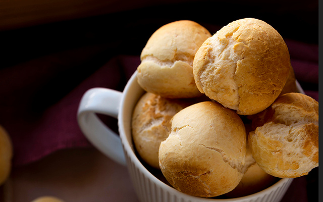 Nem tapioca, nem farinha de trigo: o melhor pão de queijo do universo usa flocão de milho!