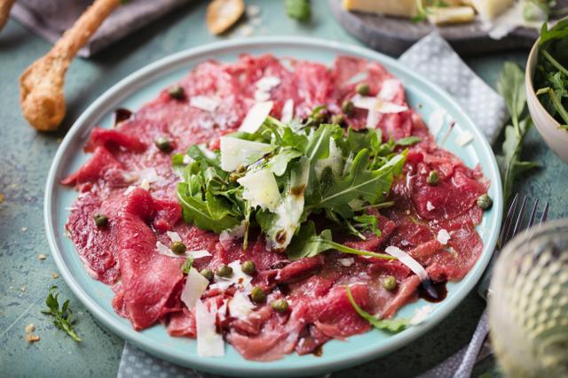 Carpaccio é um prato leve e elegante! (Créditos: Shutterstock)