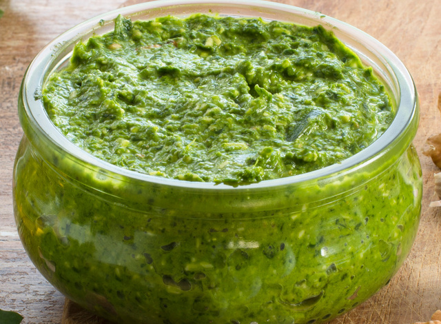 Esse pesto de rúcula simples é o molho que vai te dar desejo de salada todos os dias