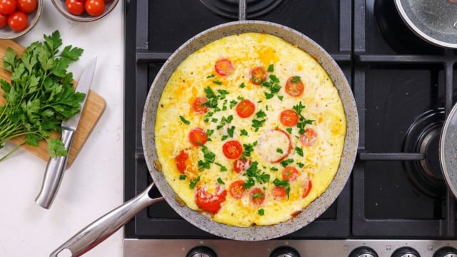Café da manhã com 3 ovos e um tomate nunca pareceu tão gostoso e fácil de preparar, salva qualquer manhã corrida