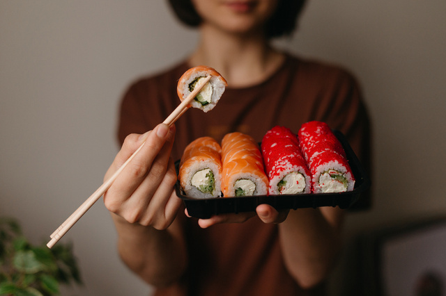 Sobrou do delivery? Aprenda essa dica INFALÍVEL para impedir que o sushi fique seco na geladeira