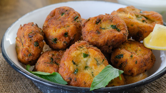 Almôndegas crocantes de abobrinha que até crianças que odeiam verduras não conseguem resistir