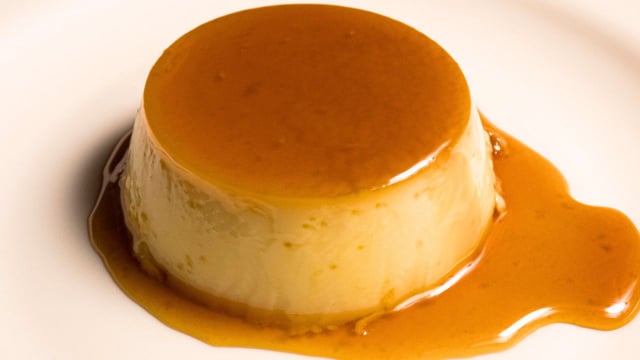 Com 4 ingredientes e pronto em 15 minutos, eu faço o melhor pudim de leite condensado sem forno e sem gelatina!